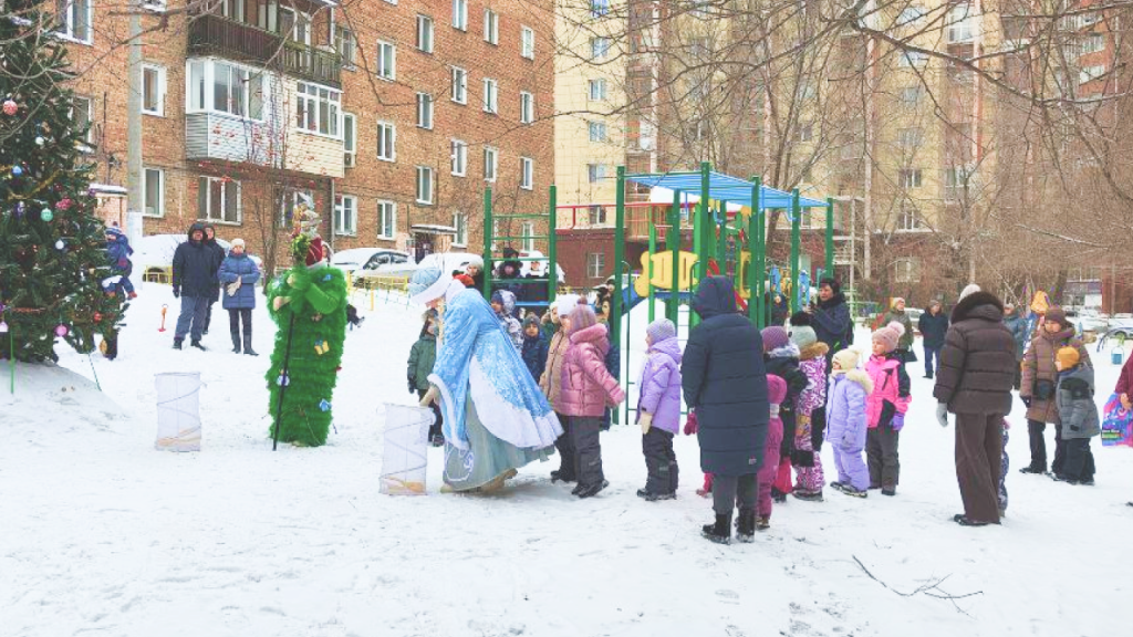 Новогодний праздник для детей во дворах домов