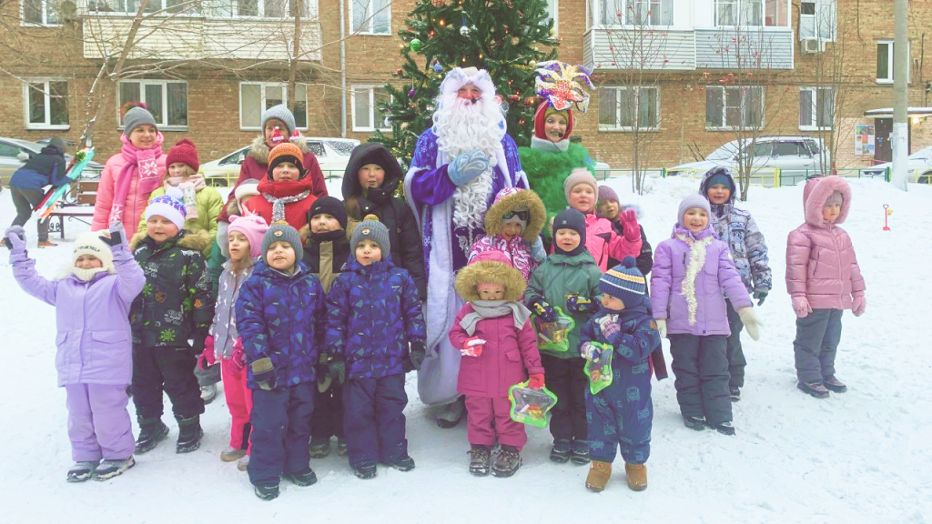 Новогодний праздник для детей во дворах домов